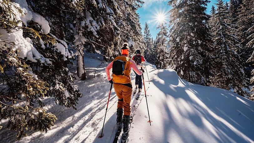 Eine Woche Urlaub im Schnee bietet viele Möglichkeiten für Outdoor-Sportaktivitäten: Das muss für Skitouren, Snowboarden und Co. in den Koffer.