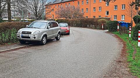 Wo eigentlich der Gehweg ist, zwingen parkende Autos die Fußgänger zum Ausweichen auf die Fahrbahn. Die Anwohner befürchten, dass die Kinder, die die Papinstraße als Schulweg nutzen, durch den schlechten Zustand in gefährliche Situationen geraten könnten.