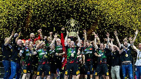 Die Spieler des SC Magdeburg feiern den Champions-League-Sieg.