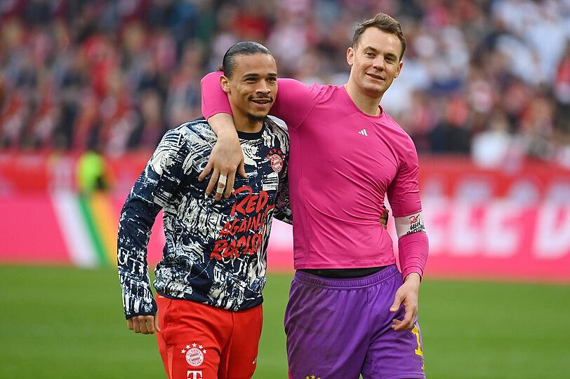 Auch ohne zum Einsatz zu kommen, gehörten Manuel Neuer (r.) und Leroy Sané (l.) zu den größten Gewinnern des Bayern-Debakels in Heidenheim. Für den Kracher bei Arsenal könnten beide rechtzeitig fit sein.