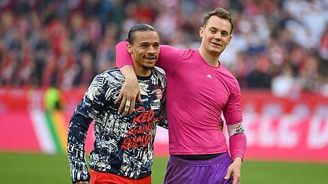 Auch ohne zum Einsatz zu kommen, gehörten Manuel Neuer (r.) und Leroy Sané (l.) zu den größten Gewinnern des Bayern-Debakels in Heidenheim. Für den Kracher bei Arsenal könnten beide rechtzeitig fit sein.