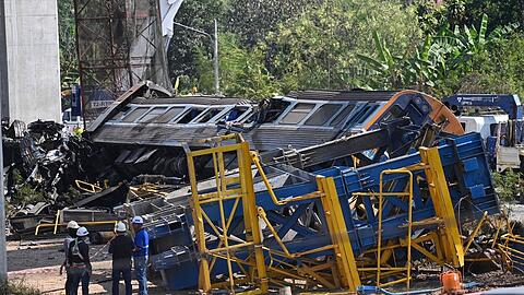 Die Waggons st&uuml;rzten bei dem Ungl&uuml;ck um.