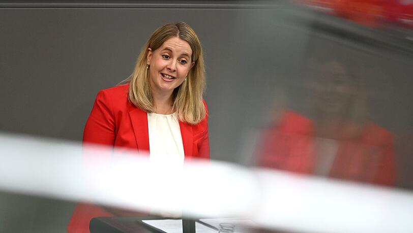 Bauministerin Verena Hubertz beschreibt die Vision von gr&uuml;neren St&auml;dten durch ihr ge&auml;ndertes Baurecht.