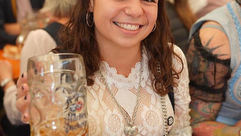 Leila fühlt sich gut aufgehoben in der queeren Szene. Leila fühlt sich gut aufgehoben in der queeren Szene.