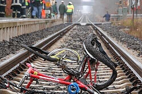 Das zerstörte Mountainbike des Mädchens am Unglücksbahnhof in Schwarzenbach.
