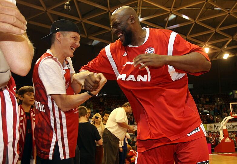 Basketball-Riese Darius Hall mit Fußball-Star Bastian Schweinsteiger.