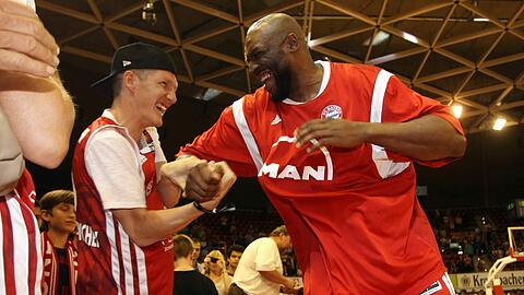 Basketball-Riese Darius Hall mit Fußball-Star Bastian Schweinsteiger.
