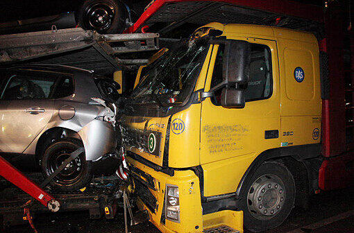 Schwerer Verkehrsunfall bei einem Überholmanöver auf der B12: die Bilder.