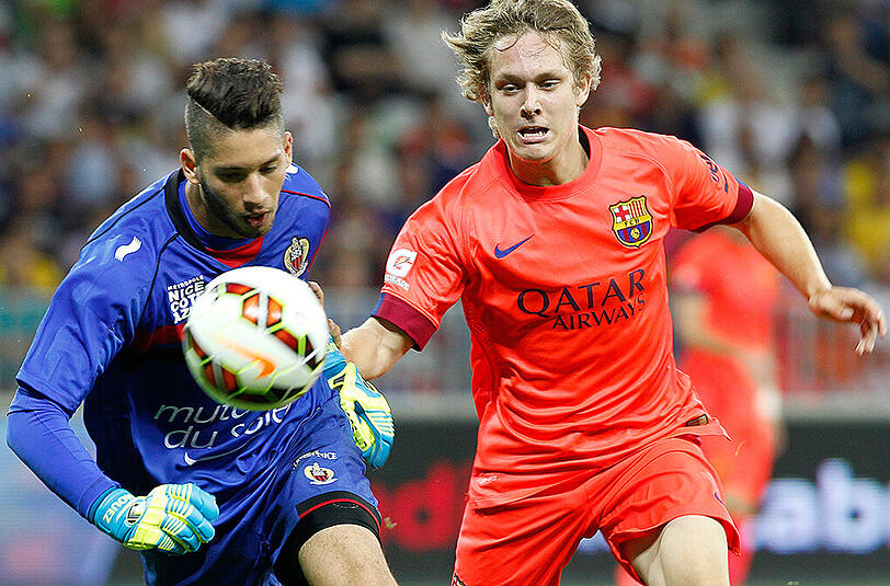 Alen Halilovic vom FC Barcelona (rechts) im Duell mit Mouez Hassen von OGC Nizza.