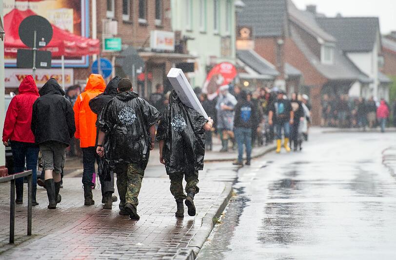 Bis Sonntag pilgern 75 000 Heavy-Metal-Fans in das norddeutsche Dorf. Die Bewohner freuen sich wie jedes Jahr über die Besucher in Gummistiefeln und Regencapes.
