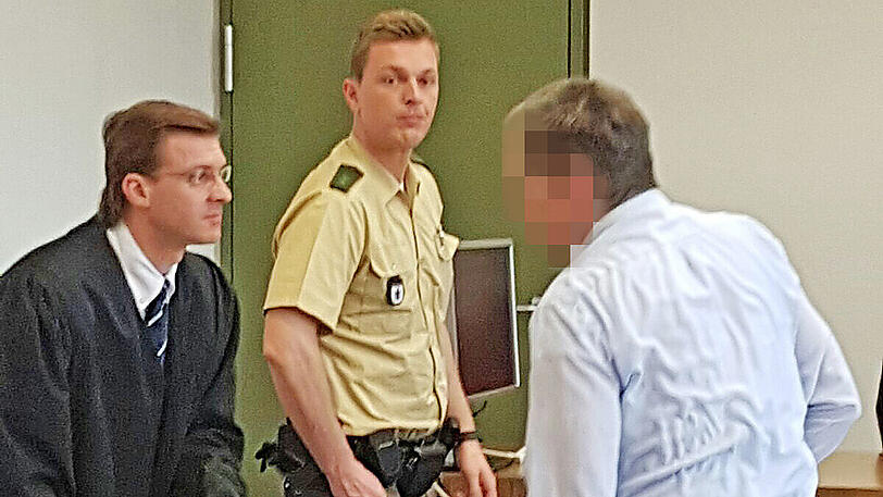 Taxifahrer Martin S. mit seinem Anwalt.
