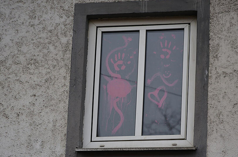 Die gesamte Wohnung war rosa und schwarz gestrichen worden.