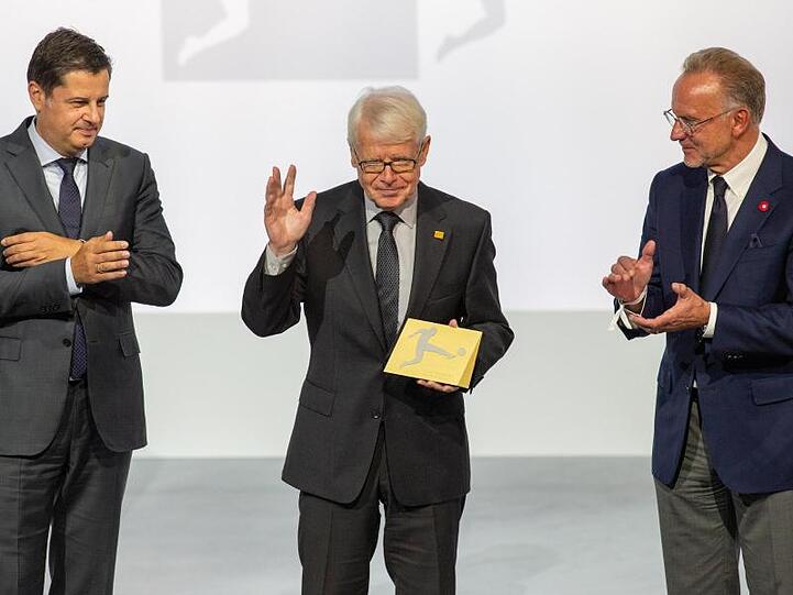 Reinhard Rauball (M) wird durch Christian Seifert (l) und Karl-Heinz Rummenigge verabschiedet.