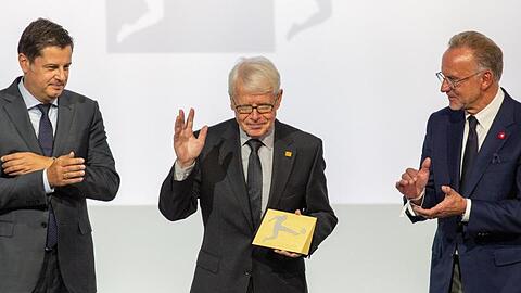 Reinhard Rauball (M) wird durch Christian Seifert (l) und Karl-Heinz Rummenigge verabschiedet.