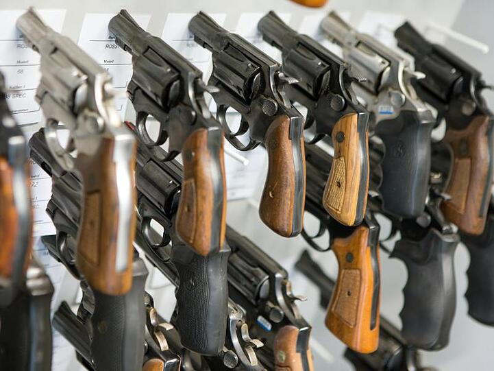 Revolver hängen in der Waffenkammer des Landeskriminalamts Mecklenburg-Vorpommern. - Bei den gefundenen Waffen handelt es sich laut Bundesinnenministerium etwa um Faustfeuerwaffen, Langwaffen, Kriegswaffen, Pyrotechnik oder Hieb- und Stichwaffen.