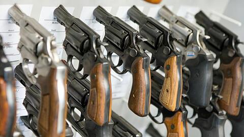 Revolver hängen in der Waffenkammer des Landeskriminalamts Mecklenburg-Vorpommern. - Bei den gefundenen Waffen handelt es sich laut Bundesinnenministerium etwa um Faustfeuerwaffen, Langwaffen, Kriegswaffen, Pyrotechnik oder Hieb- und Stichwaffen.