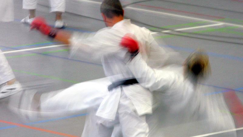 Zwei Karatekämpfer beim Training.
