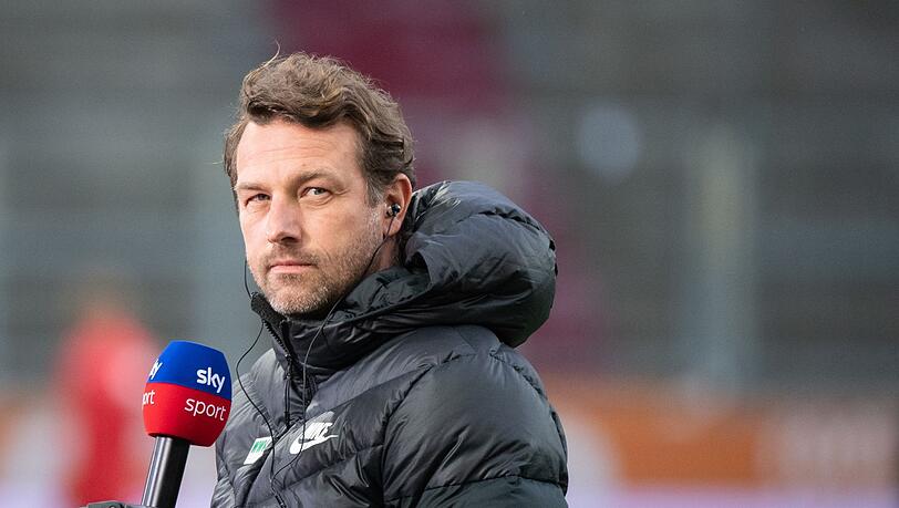 Trainer Markus Weinzierl von Augsburg gibt vor Spielbeginn ein Interview. Trainer Markus Weinzierl von Augsburg gibt vor Spielbeginn ein Interview.