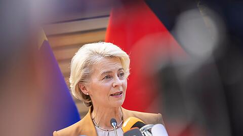 EU-Kommissionspräsidentin Ursula von der Leyen fliegt zu ihren Terminen auch im Linienflugzeug, wie die Brüsseler Behörde betont.