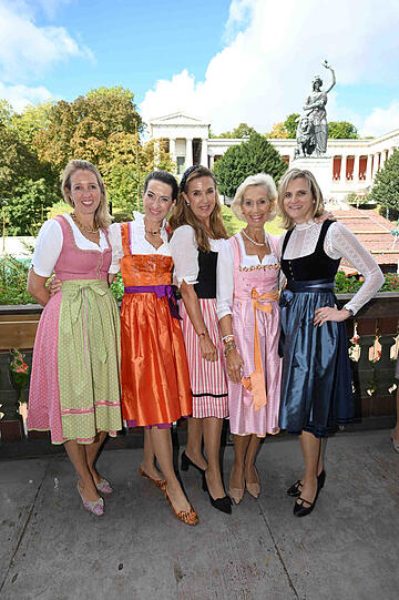 Auf der Gästeliste von Kristina Tröger standen ebenfalls: Caroline Freisfeld, Katja Unkel, Gräfin Susanne von Moltke und Angela Reiner.