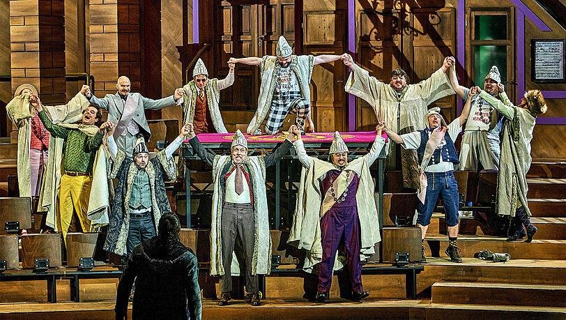 Die Sitzung der Meistersinger im ersten Akt: Vorne: Michael Spyres (Walter von Stolzing). Hinten: Tijl Faveyts (Hans Schwarz), Daniel Jenz (Balthasar Zorn), Matthew Newlin (Ulrich Eisslinger), Michael Nagy (Sixtus Beckmesser), Gideon Poppe (Augustin Moser), Georg Zeppenfeld (Hans Sachs), Jordan Shanahan (Fritz Kothner), Jongmin Park (Veit Pogner), Patrick Zielke (Hans Foltz), Werner Van Mechelen (Konrad Nachtigal), Alexander Grassauer (Hermann Ortel), Martin Koch (Kunz Vogelgesang).