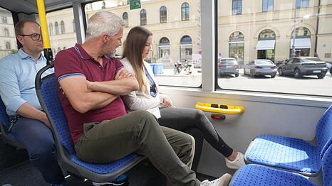 Der Unbekannte p&ouml;belt, die Frau erstarrt: Zivilcourage-Experten Larissa Schneider (29) und Alexander Fuchs (54)mimen f&uuml;r das Foto eine sexuelle Bel&auml;stigung im Stadt-Bus.