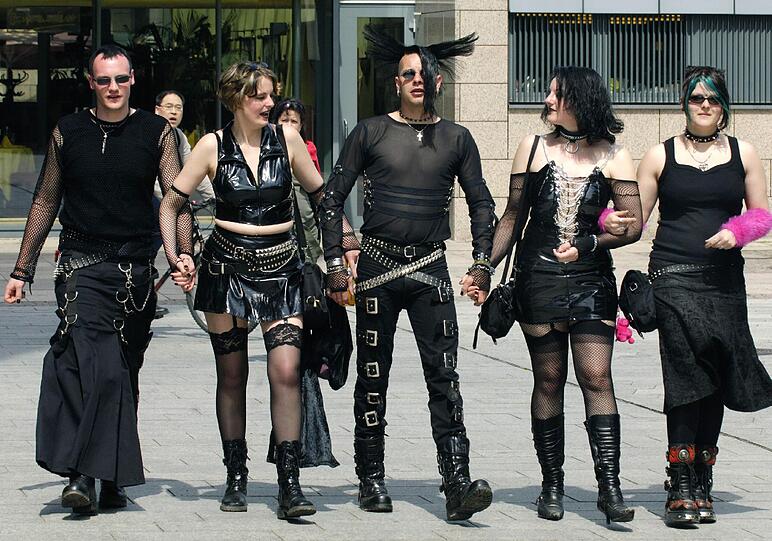 Die Ur-Gothic Anhänger lassen sich trotz immer bunterer Kollegen nicht verdrängen. Der schwarze "Standard-Grufti-Look" bleibt.