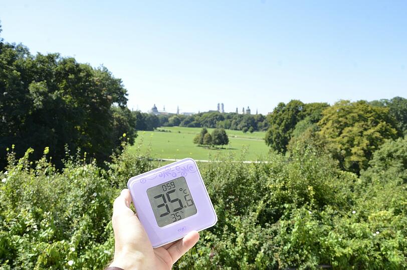 Leere. Nichts als Leere. Sonst ist der Englische Garten bei den ersten Sonnenstrahlen gerammelt voll. Außerdem sind doch Semesterferien. Tausende Studenten hätten eigentlich Zeit, ihre Bäuche zu Bräunen. Aber 36 Grad sind wohl einfach zu viel. Nur etwa 20 Sonnenanbeter haben sich tapfer an den Eisbach gelegt.