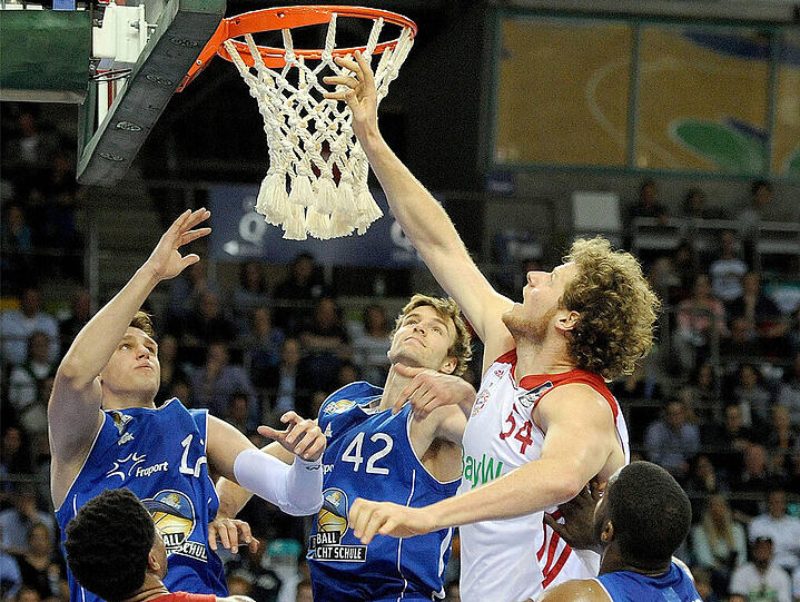 Die Bayern um Bryce Taylor (l.) und John Bryant (r.) treffen im Viertelfinale auf Frankfurt.