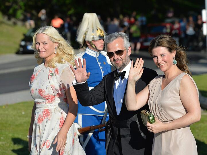 (v. l. n. r.) Die norwegische Kronprinzessin Mette-Marit, der Autor Ari Behn und Prinzessin Martha Louise von Norwegen.