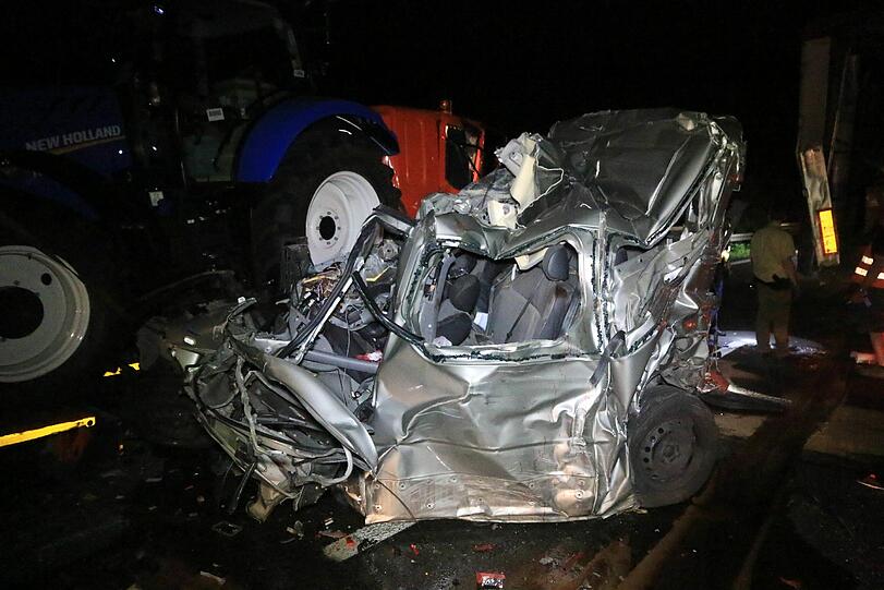Es grenzt an ein Wunder, dass der Fahrer des Transporters diesen Unfall überlebt hat.