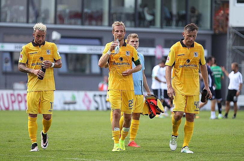 Die Blauen in Gelb: Daniel Adlung, Stefan Aigner und Ivica Olic mussten ein ungewohntes Trikot überziehen, Levent Aycicek (h.) trägt das gewohnte blaue Shirt des Ersatzspielers.