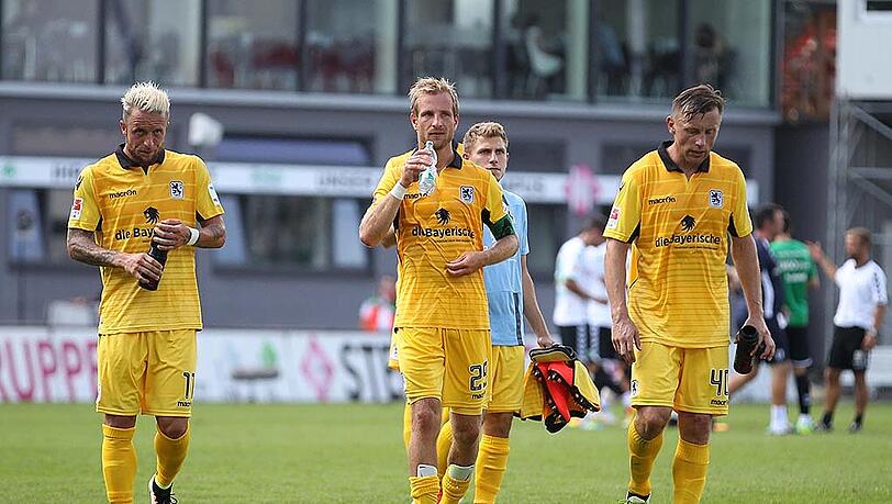 Die Blauen in Gelb: Daniel Adlung, Stefan Aigner und Ivica Olic mussten ein ungewohntes Trikot überziehen, Levent Aycicek (h.) trägt das gewohnte blaue Shirt des Ersatzspielers. Die Blauen in Gelb: Daniel Adlung, Stefan Aigner und Ivica Olic mussten ein ungewohntes Trikot überziehen, Levent Aycicek (h.) trägt das gewohnte blaue Shirt des Ersatzspielers.