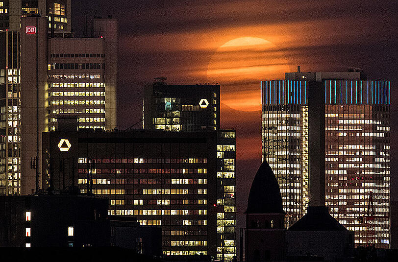 Der Supermond über der Skyline von Frankfurt am Main.