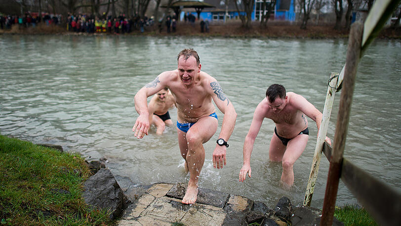 Neujahrsschwimmer in Seelze in der Region Hannover.