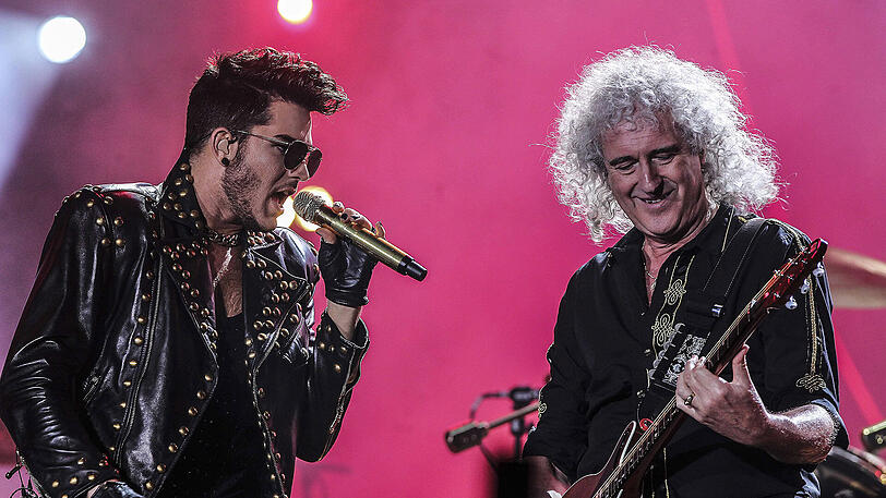 Zwei Generationen, eine Band: Adam Lambert (l) rockt mit Brian May (r) beim Queen-Konzert. (Archivbild)