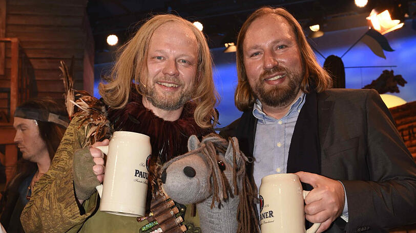 Sie haben die Haare schön: Anton Hofreiter und sein Singspiel-Dartseller Wowo Habdank.