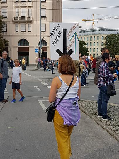 Motto: ausspekuliert! Am Samstag kamen um die 10.000 Menschen zur großen Demo gegen Spekulanten, Mietwahnsinn und für mehr Mieterschutz nach München.