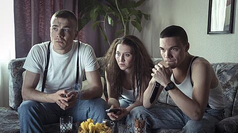 Daheim bei Nazis: Uwe Mundlos (Albrecht Schuch, links), Beate Zschäpe (Anna Maria Mühe) und Uwe Böhnhardt (Sebastian Urzendowsky) schauen fern.