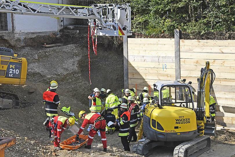 Rund zwei Dutzend Rettungskräfte halfen zusammen, um den Bauarbeiter aus der Baugrube zu befreien - die Bilder der dramatischen Rettung am Donnerstag.