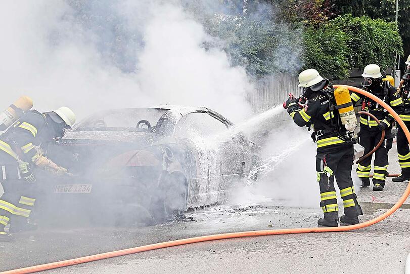 Technischer Defekt: In der Hilsbacher Straße ist ein Peugeot 307 ausgebrannt.