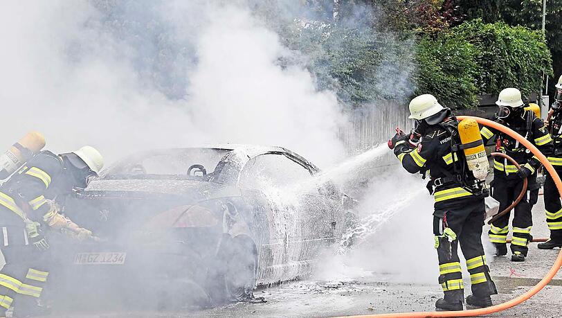 Technischer Defekt: In der Hilsbacher Straße ist ein Peugeot 307 ausgebrannt.