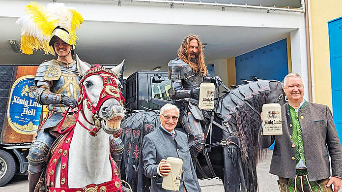 Luitpold Prinz von Bayern (Mitte) posiert bei der Bierprobe mit einem Teil der Ritter und Brauerei-Geschäftsführer Harald Stückle (r.).