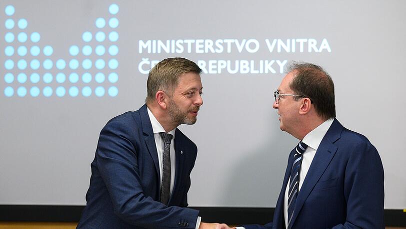 Tschechiens Innenminister Vit Rakusan empfängt  Bundesinnenminister Alexander Dobrindt bei einer Pressekonferenz nach ihrem Treffen.