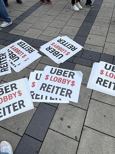 Das Münchner Taxigewerbe demonstriert gegen den "Uber-Bürgermeister" Dieter Reiter. Das Münchner Taxigewerbe demonstriert gegen den "Uber-Bürgermeister" Dieter Reiter.