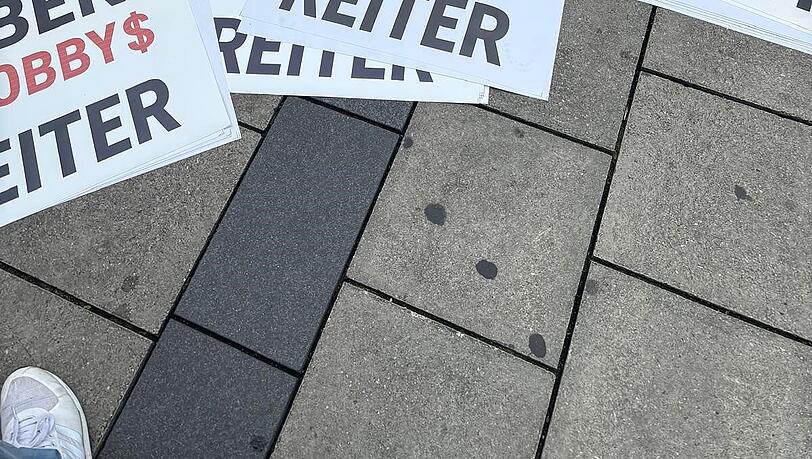 Das Münchner Taxigewerbe demonstriert gegen den "Uber-Bürgermeister" Dieter Reiter. Das Münchner Taxigewerbe demonstriert gegen den "Uber-Bürgermeister" Dieter Reiter.