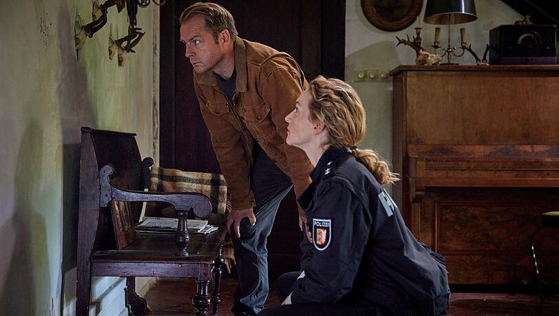 "Nord bei Nordwest: Auf der Flucht": Hauke Jacobs (Hinnerk Schönemann) und Hannah Wagner (Jana Klinge) nehmen sich einem Fall an, der besonders viel Fingerspitzengefühl verlangt. "Nord bei Nordwest: Auf der Flucht": Hauke Jacobs (Hinnerk Schönemann) und Hannah Wagner (Jana Klinge) nehmen sich einem Fall an, der besonders viel Fingerspitzengefühl verlangt.