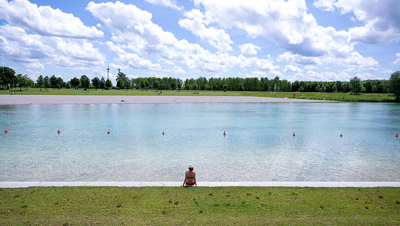 Eine Frau genie&szlig;t am Riemer See das sch&ouml;ne Wetter. (Archivbild)
