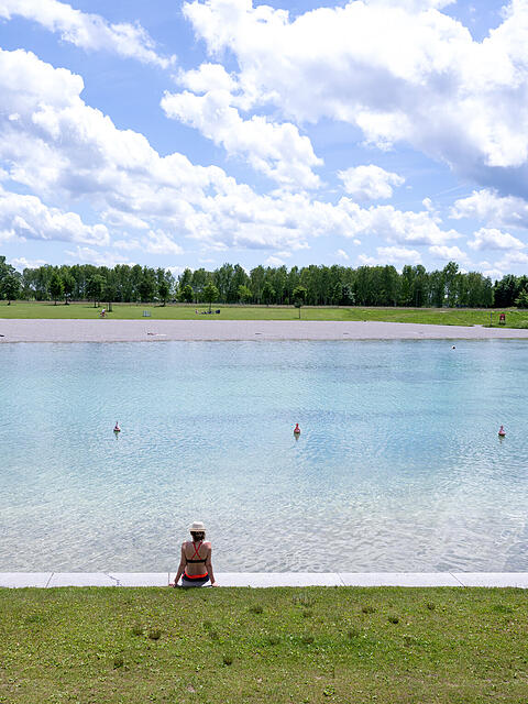 Eine Frau genie&szlig;t am Riemer See das sch&ouml;ne Wetter. (Archivbild)