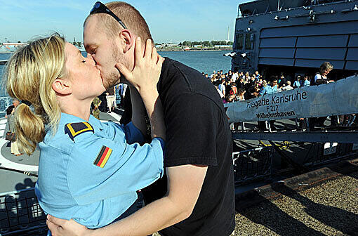 Da war die Welt noch in Ordnung: Im August 2009 verabschiedet sich Sarah S. in Wilhelmshaven von ihrem Freund. Von Übergewicht ist hier noch nichts zu erkennen.